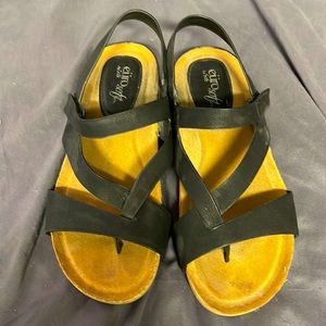 Women’s Eurosoft sandals size 8.5 with Velcro strap black EUC comfy